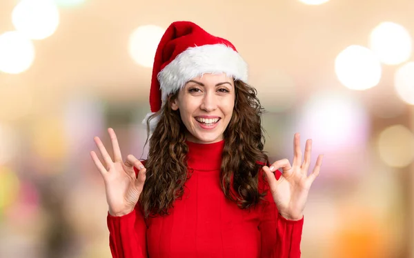 Zole Edilmiş Kırmızı Arka Planda Noel Şapkası Takan Kız — Stok fotoğraf