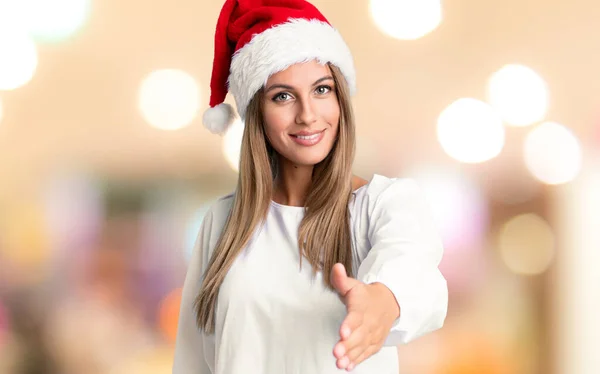 Odaklanmamış Arka Planda Iyi Bir Anlaşmadan Sonra Noel Şapkalı Kız — Stok fotoğraf