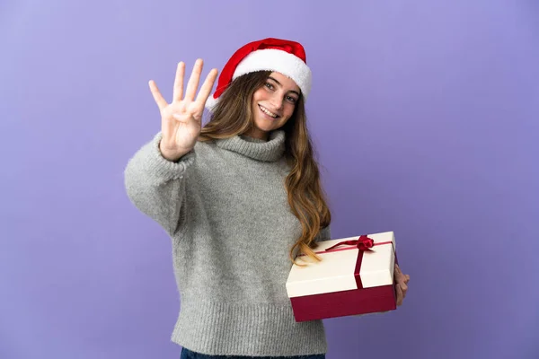 Дівчина Різдвяним Капелюхом Тримає Подарунок Ізольовано Білому Тлі Підраховуючи Ять — стокове фото
