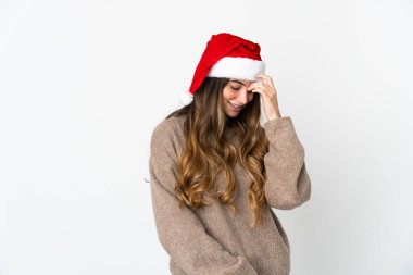 Noel şapkalı kız elinde hediyeyle beyaz arka planda beş parmaklı sayım yapıyor.