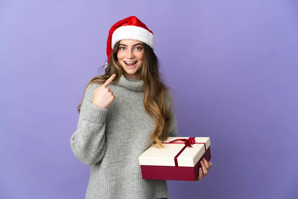 Fille Avec Chapeau Noël Tenant Cadeau Isolé Sur Fond Blanc — Photo