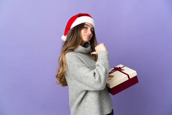 Lány Karácsonyi Kalap Kezében Egy Ajándék Elszigetelt Fehér Háttér Számolás — Stock Fotó
