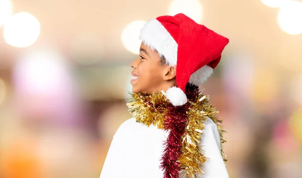 Menino Afro Americano Com Chapéu Natal Olhando Lado Sobre Fundo — Fotografia de Stock