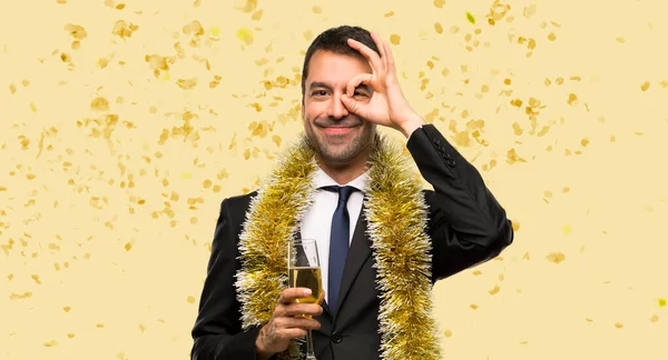 Mann Mit Champagner Feiert Neujahr Mit Konfetti Auf Party — Stockfoto