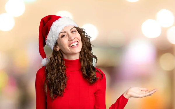 Menina Com Chapéu Natal Sobre Fundo Vermelho Isolado — Fotografia de Stock