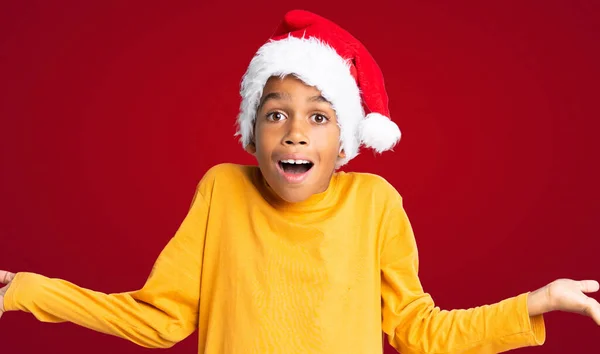 Niño Afroamericano Con Sombrero Navidad Con Expresión Facial Impactada Sobre — Foto de Stock