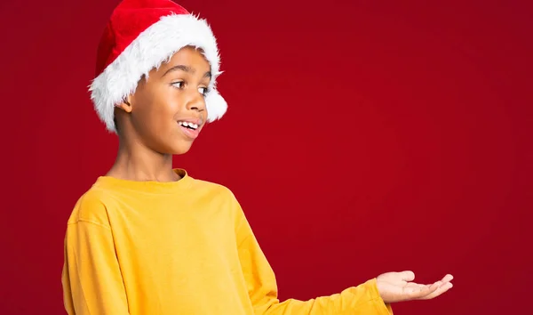 Menino Afro Americano Com Chapéu Natal Com Expressão Facial Surpresa — Fotografia de Stock