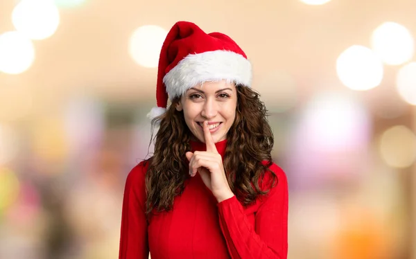 Ragazza Con Cappello Natale Sfondo Rosso Isolato — Foto Stock