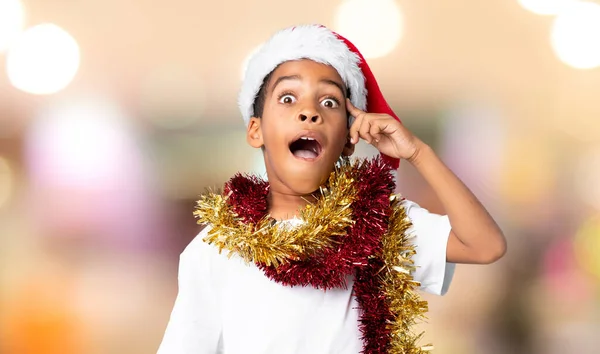 Menino Afro Americano Com Chapéu Natal Com Intenção Realizar Solução — Fotografia de Stock