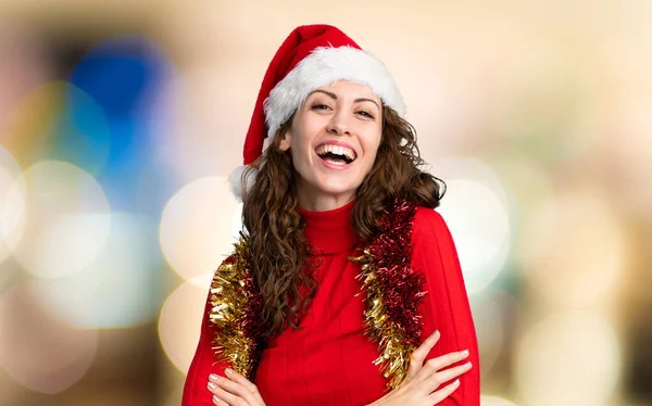 Ragazza Con Cappello Natale Sfondo Rosso Isolato — Foto Stock