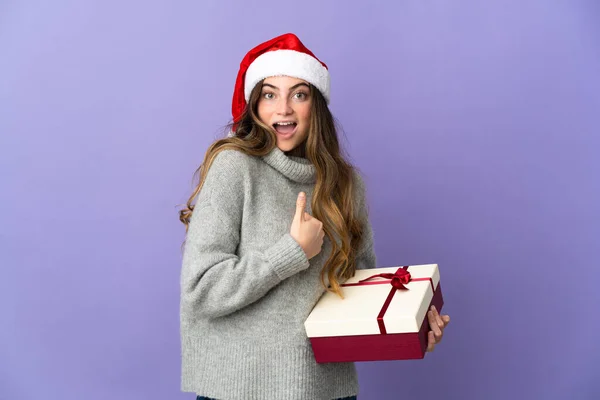 Menina Com Chapéu Natal Segurando Presente Isolado Fundo Branco Contando — Fotografia de Stock