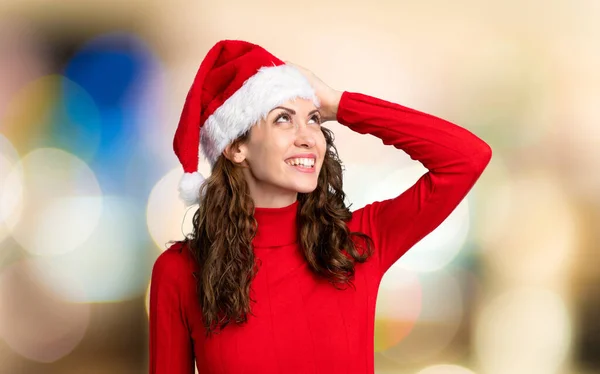 女の子とともにクリスマス帽子以上隔離された赤の背景 — ストック写真