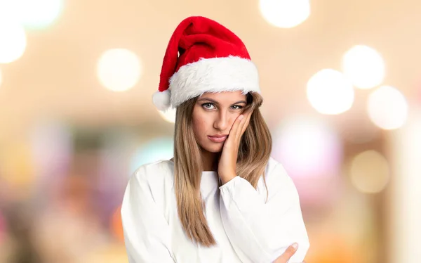 Flicka Med Jul Hatt Olycklig Och Frustrerad Över Ofokuserad Bakgrund — Stockfoto