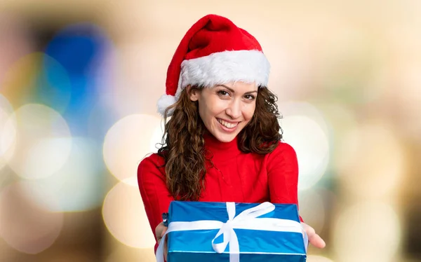 Ragazza Con Cappello Natale Sfondo Rosso Isolato — Foto Stock