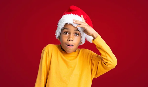 Niño Afroamericano Con Sombrero Navidad Con Sorpresa Expresión Facial Impactada —  Fotos de Stock