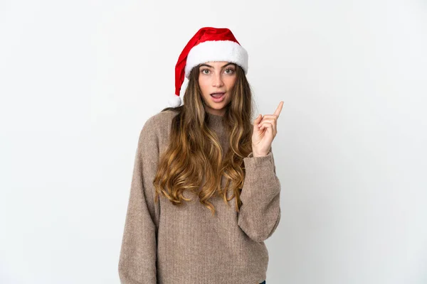 女の子とともにクリスマス帽子保持していますプレゼント隔離された上にホワイトバックカウント5とともに指 — ストック写真
