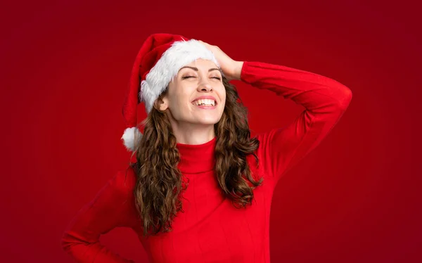 Meisje Met Kerst Hoed Geïsoleerde Rode Achtergrond — Stockfoto