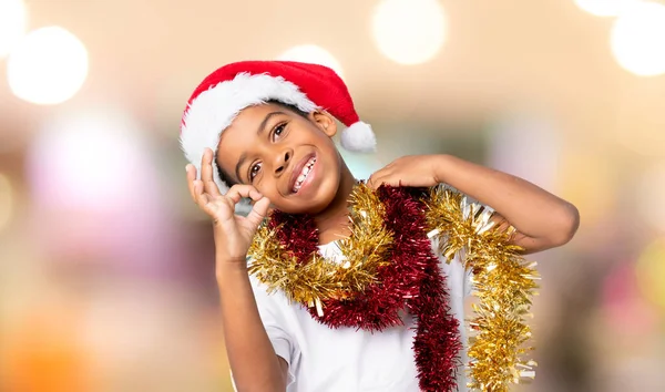 Menino Afro Americano Com Chapéu Natal Mostrando Sinal Com Dedos — Fotografia de Stock