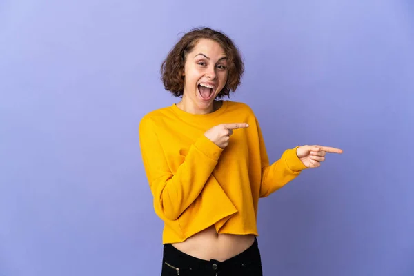 Joven Ciclista Inglesa Aislada Sobre Fondo Blanco Alegre Sonriente Cubriendo —  Fotos de Stock