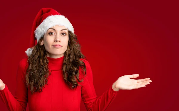 Menina Com Chapéu Natal Sobre Fundo Vermelho Isolado — Fotografia de Stock