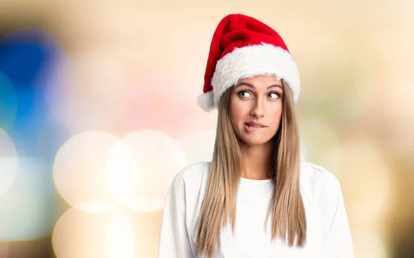 Ragazza Con Cappello Natale Con Dubbi Con Espressione Del Viso — Foto Stock