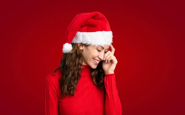 Menina Com Chapéu Natal Sobre Fundo Vermelho Isolado — Fotografia de Stock