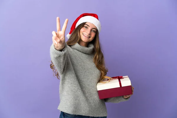 Fille Avec Chapeau Noël Tenant Cadeau Isolé Sur Fond Blanc — Photo