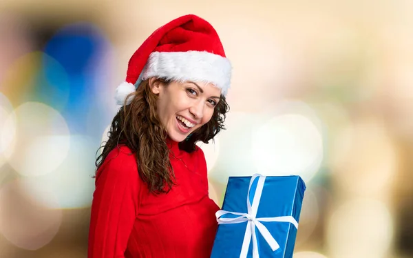 Chica Con Sombrero Navidad Sobre Fondo Rojo Aislado —  Fotos de Stock
