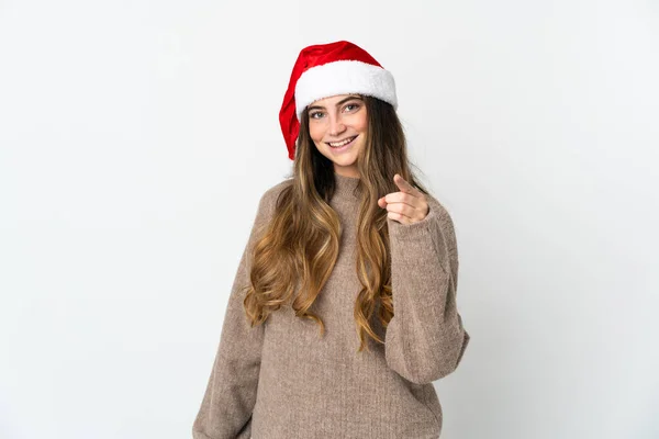 戴着圣诞礼帽的女孩手里拿着一个白色背景的礼物 手里拿着五个手指数着五个 — 图库照片