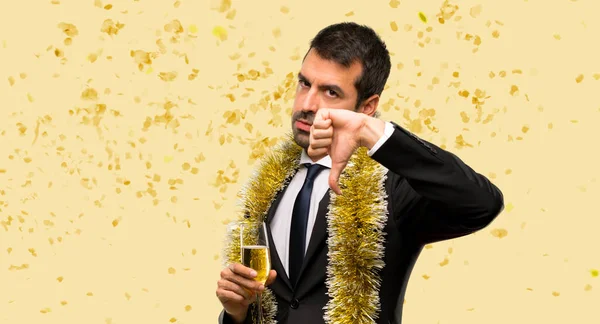 Hombre Con Champán Celebrando Año Nuevo Mostrando Pulgar Hacia Abajo — Foto de Stock