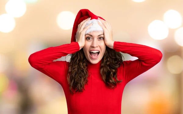 Chica Con Sombrero Navidad Sobre Fondo Rojo Aislado — Foto de Stock