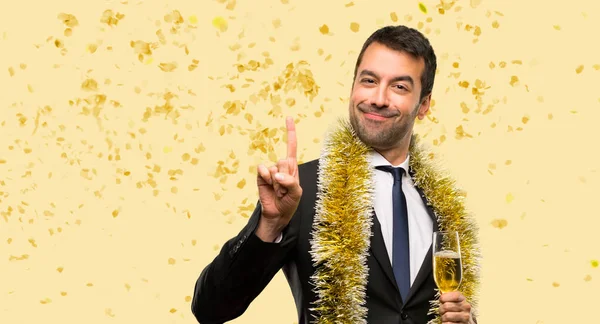 Mann Mit Champagner Feiert Neujahr Mit Zeigen Und Heben Eines — Stockfoto