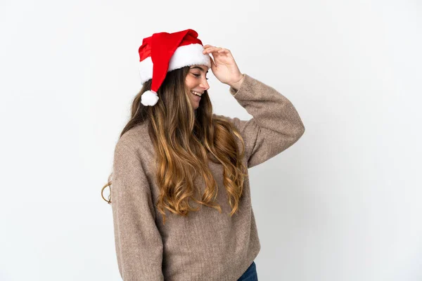戴着圣诞礼帽的女孩手里拿着一个白色背景的礼物 手里拿着五个手指数着五个 — 图库照片