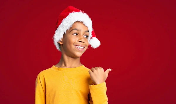 Menino Afro Americano Com Chapéu Natal Apontando Para Lado Para — Fotografia de Stock