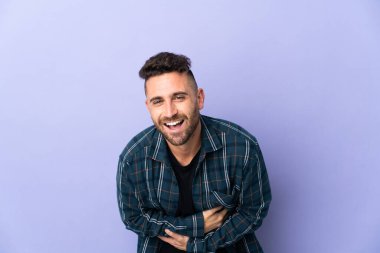 Mor arka planda izole edilmiş beyaz bir adam çok fazla gülümsüyor.