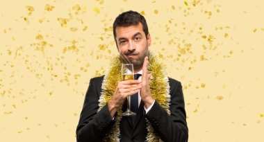 Şampanyalı bir adam yeni yılı kutluyor. Bir partide konfeti gösterisini durdurmak için eliyle jest yapıyor.