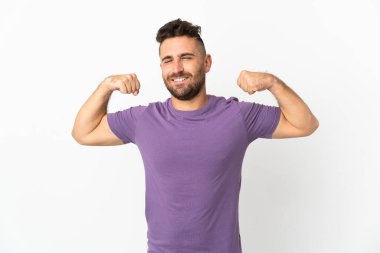 Beyaz arka planda izole edilmiş beyaz bir adam güçlü bir jest yapıyor.
