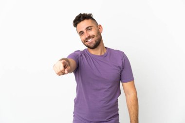 Beyaz arka planda izole edilmiş beyaz bir adam mutlu bir ifadeyle cepheyi işaret ediyor.