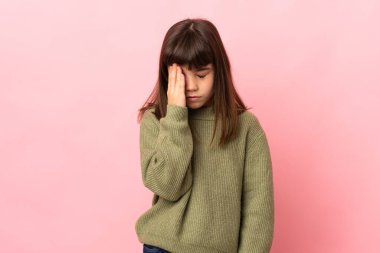 Pembe arka planda başağrısı olan küçük bir kız.