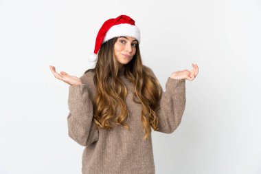 Beyaz arka planda izole edilmiş beyaz şapkalı beyaz kız ellerini kaldırırken şüpheleri var.