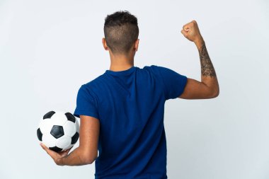 Genç Brezilyalı bir adam futbol topuyla izole edilmiş.