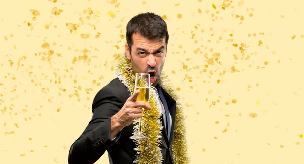 Homem Com Champanhe Celebrando Ano Novo Frustrado Por Uma Situação — Fotografia de Stock