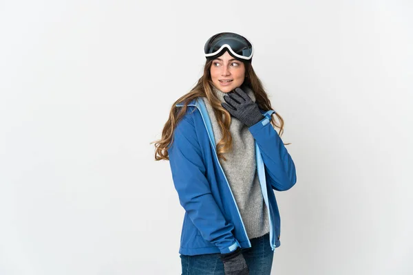 Chica Esquiadora Con Gafas Snowboard Aisladas Sobre Fondo Blanco Mirando —  Fotos de Stock