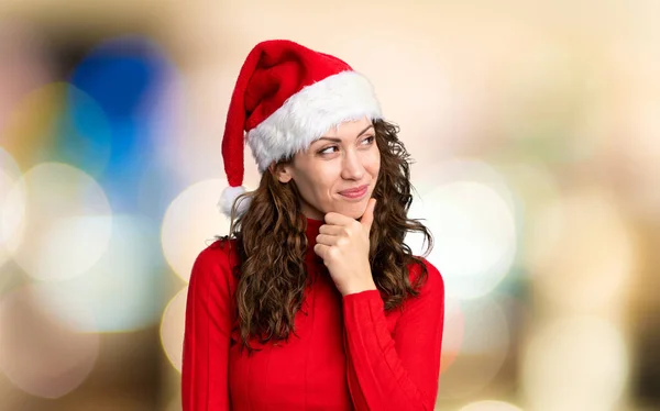 Ragazza Con Cappello Natale Pensando Idea Sfondo Sfocato — Foto Stock
