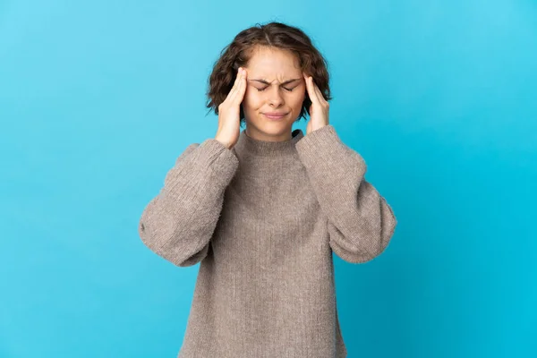 Mujer Inglesa Joven Aislada Sobre Fondo Azul Con Dolor Cabeza — Foto de Stock