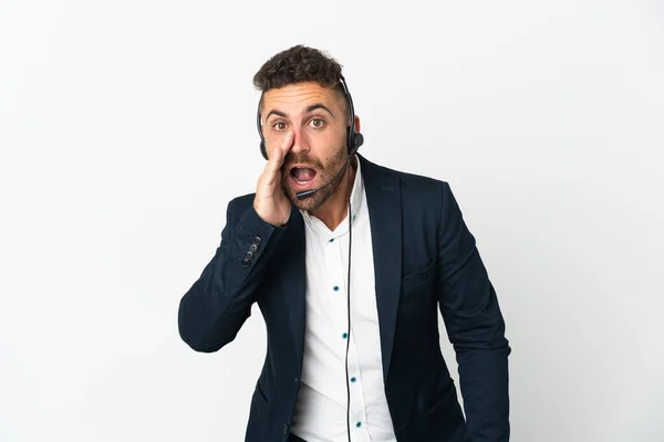 Telemarketer Man Werken Met Een Headset Geïsoleerd Witte Achtergrond Schreeuwen — Stockfoto