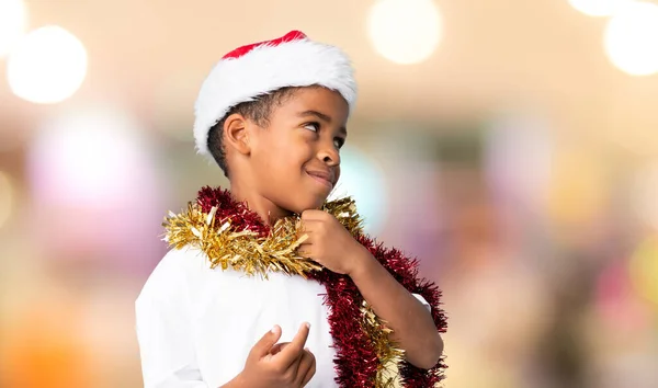 Niño Afroamericano Con Sombrero Navidad Mirando Lado Sobre Fondo Borroso —  Fotos de Stock