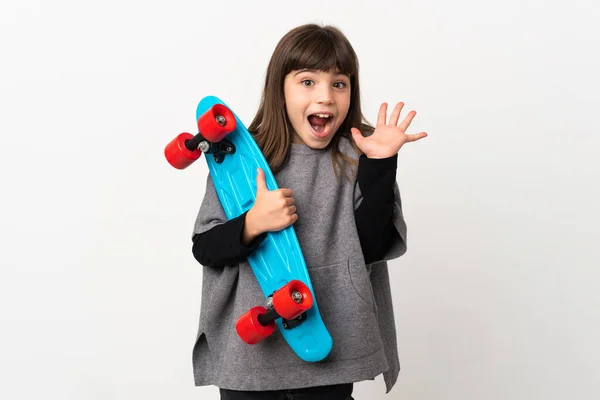 Menina Isolada Fundo Branco Com Skate Fazendo Gesto Surpresa — Fotografia de Stock