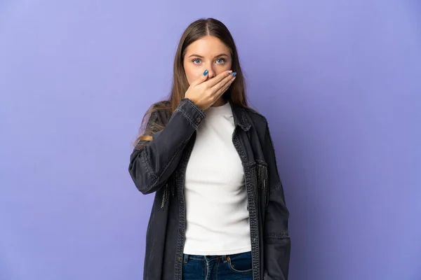 Jong Litouws Vrouw Geïsoleerd Paarse Achtergrond Bedekking Mond Met Hand — Stockfoto