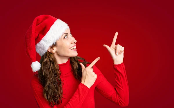 Menina Com Chapéu Natal Sobre Fundo Amarelo Isolado Apontando Com — Fotografia de Stock